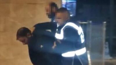 Babası ıslanmasın diye taksiye bindirdi! Kız çocuğuna istismar!