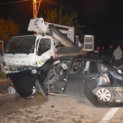 Otomobil ile vinç çarpıştı: 2 ölü