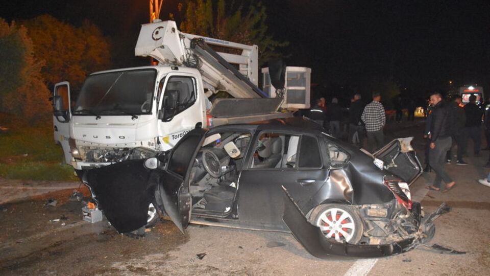 Otomobil ile vinç çarpıştı: 2 ölü