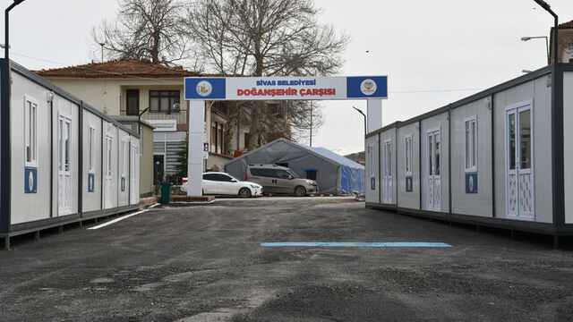 Doğanşehir'de depremzede esnaf için çarşı kuruldu