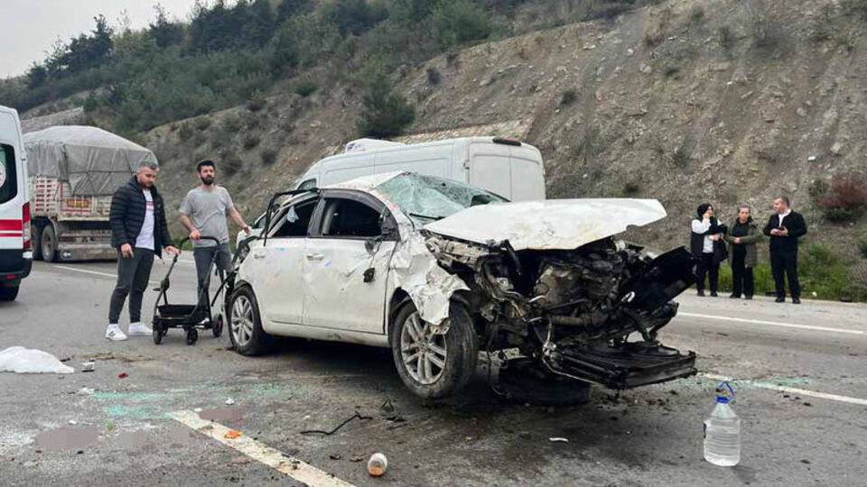 Bursa'da otomobil bariyere çarptı: 5 yaralı