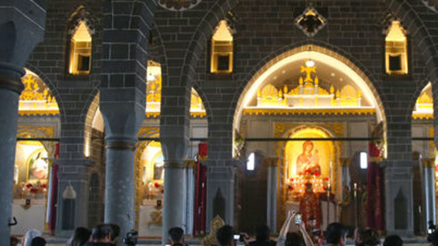 Diyarbakır'daki tarihi kilisede 8 yıl sonra ilk