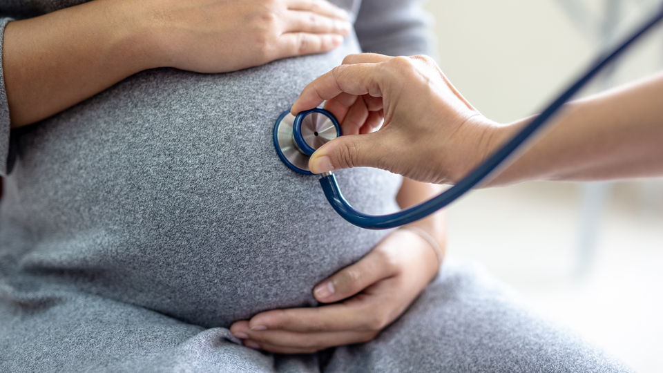 Kanser teşhisi konulan kadınlar yumurtalarını dondurarak anne olma şanslarını koruyabilir