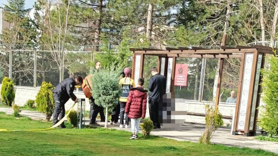 Görenler şok oldu! Parkta erkek cesedi!