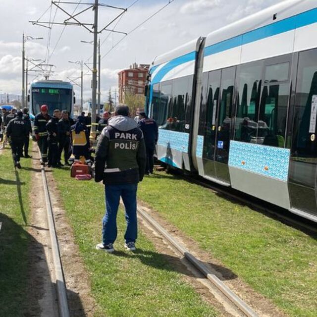 Feci kaza! Tramvay anne ve oğluna çarptı