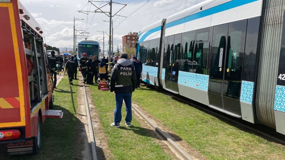 Feci kaza! Tramvay anne ve oğluna çarptı