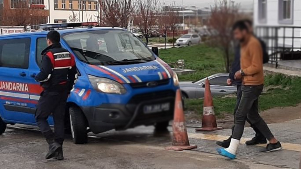 Camiden çıkanlara tüfekle ateş açan 2 kişi tutuklandı