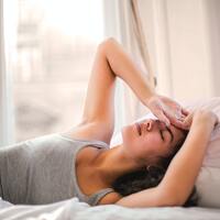 Neden çok uyuyan bir kişi yorgun uyanır?