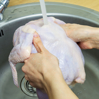 Çiğ eti yıkamak sağlıklı değil!