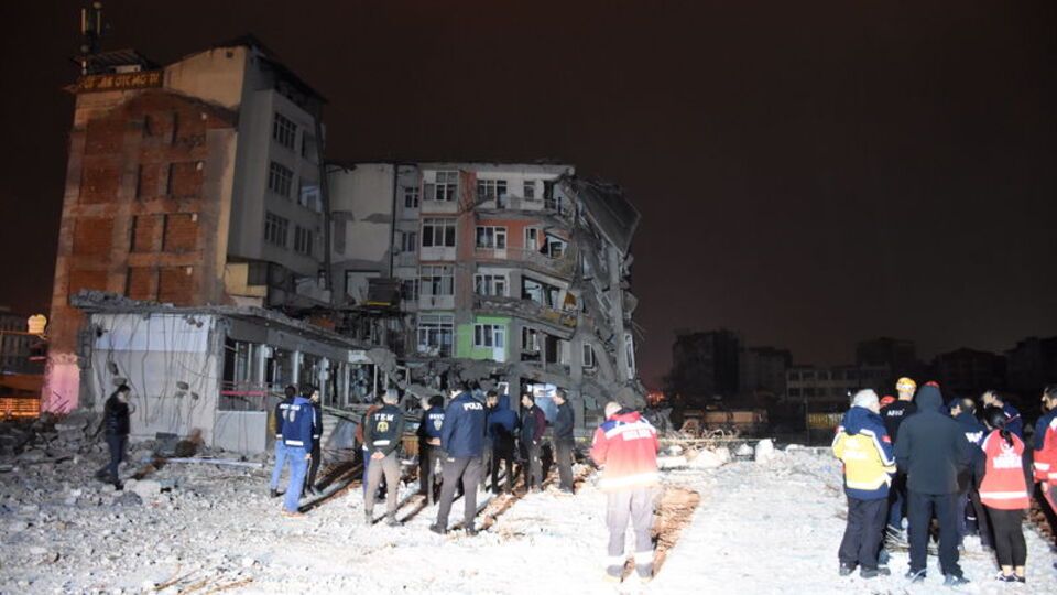 Malatya'da depremlerde ağır hasar gören 5 katlı bina çöktü