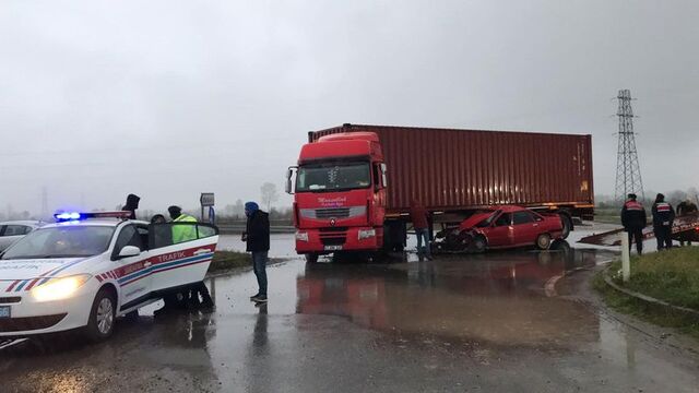 Otomobil TIR'a çarptı: 2 yaralı