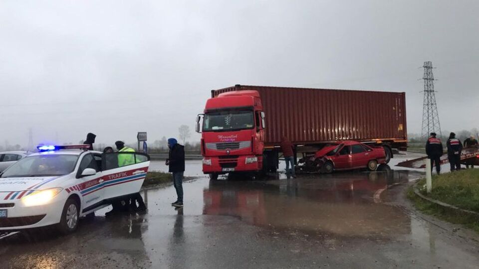 Otomobil TIR'a çarptı: 2 yaralı