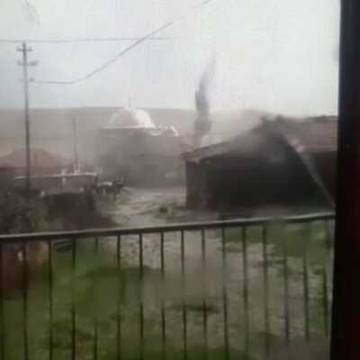 Fırtınada minare devrildi, cami imamı yaralandı!