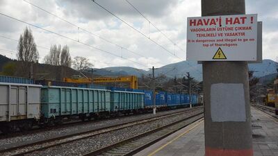 2 üniversiteli vagonun üzerinde video çekiyordu! Akıma kapıldı!