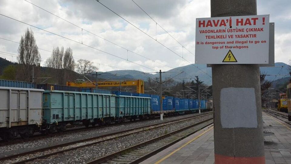 2 üniversiteli vagonun üzerinde video çekiyordu! Akıma kapıldı!