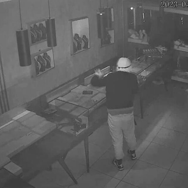 2 dakikada 4 kilo altın çaldılar