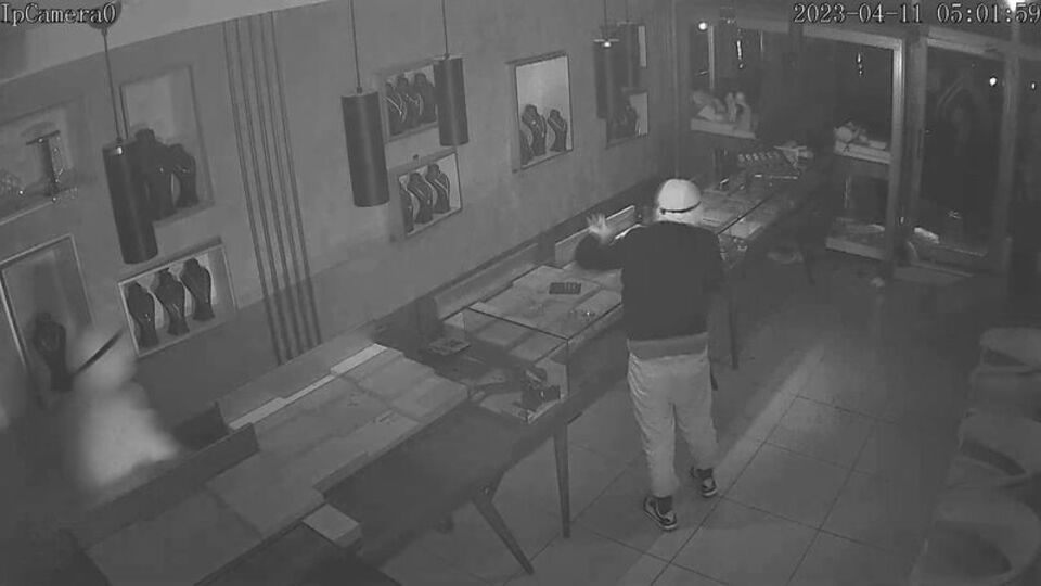 2 dakikada 4 kilo altın çaldılar