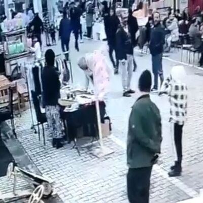 O anlar kamerada! Şüpheli görevliyi oyaladı! Çocuk hırsız!