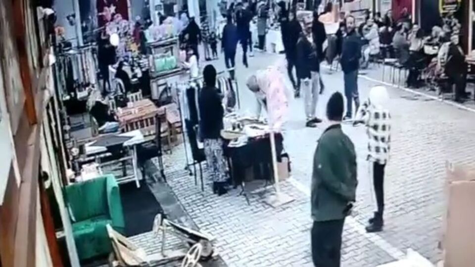 O anlar kamerada! Şüpheli görevliyi oyaladı! Çocuk hırsız!