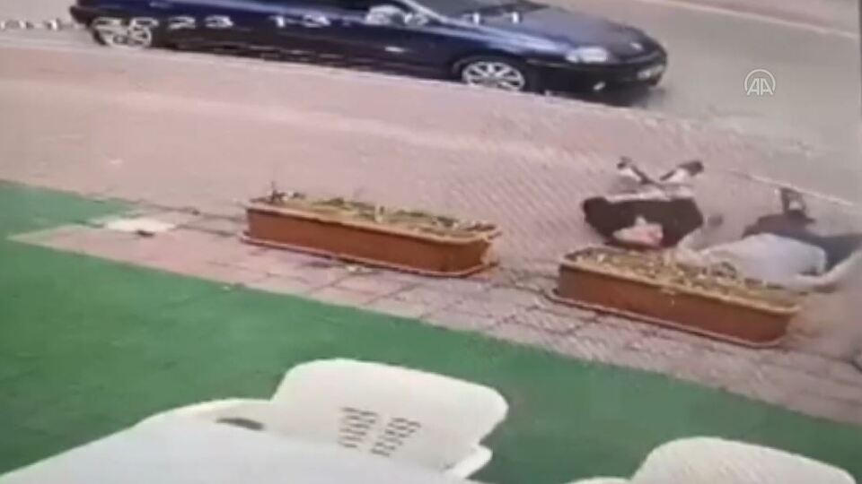 Teldeki kuşu kurtarmak isterken akıma kapıldılar: 2 yaralı