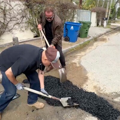 Schwarzenegger yoldaki çukurları kapattı