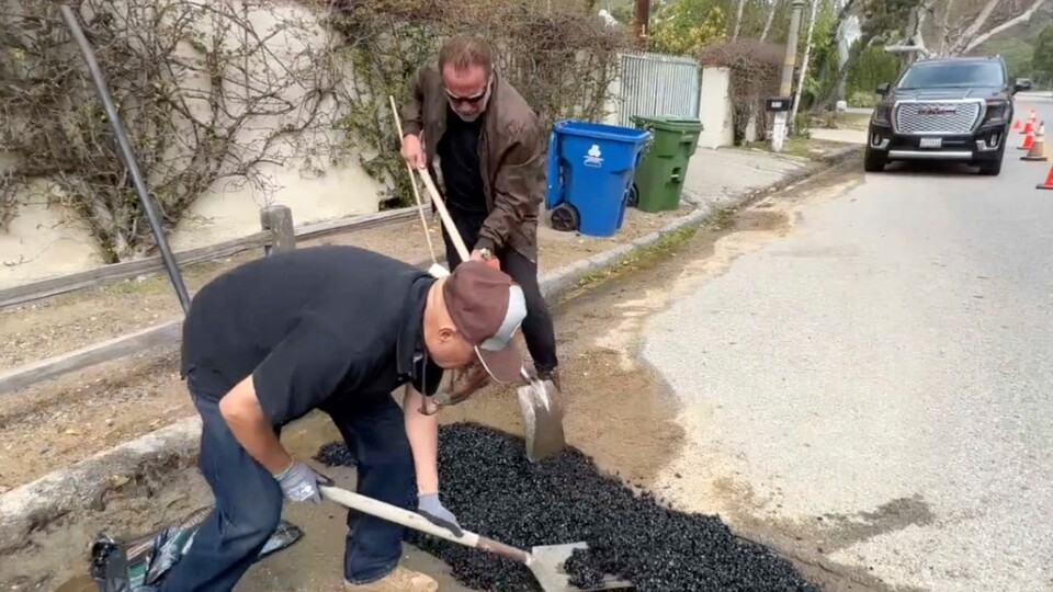 Schwarzenegger yoldaki çukurları kapattı