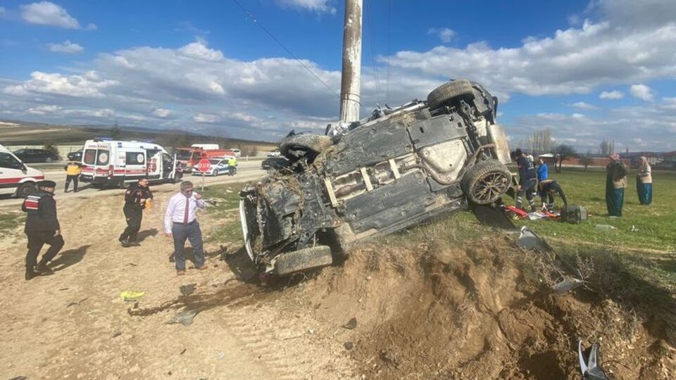 Otomobil elektrik direğine çarptı: 1 ölü, 3 yaralı