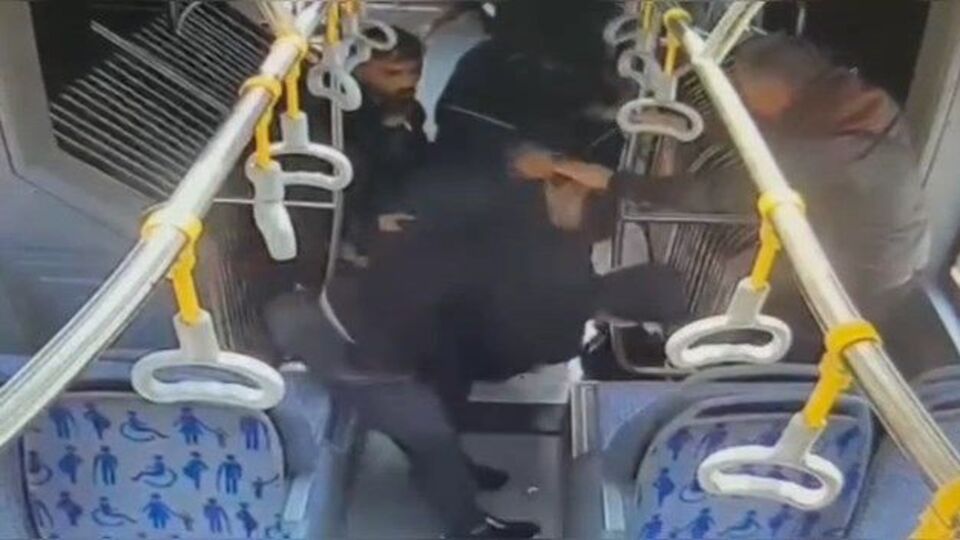 "Yan baktın" tartışmasıyla başladı! Metrobüste bıçaklama!