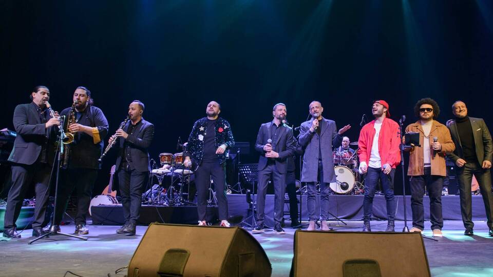 Ünlü isimler depremzedeler için sahnede