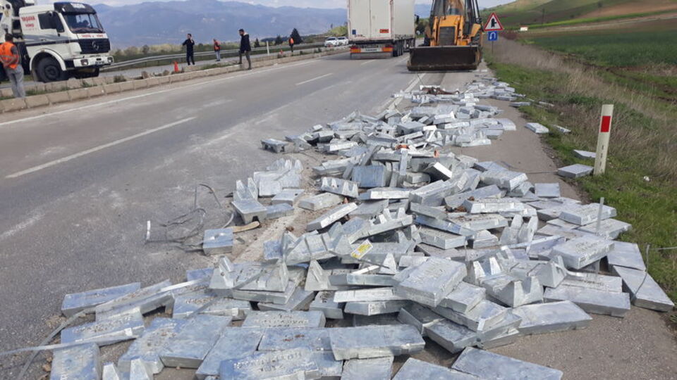 Refüje çıkan TIR'ın dorsesindeki çinko kalıpları yola savruldu