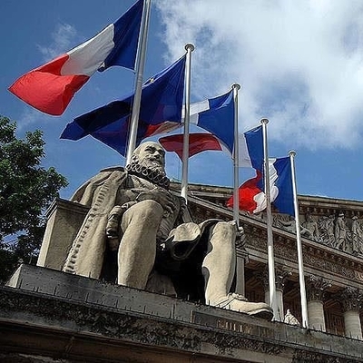 Fransa'da emeklilik yaşının 64'e yükseltilmesi onaylandı