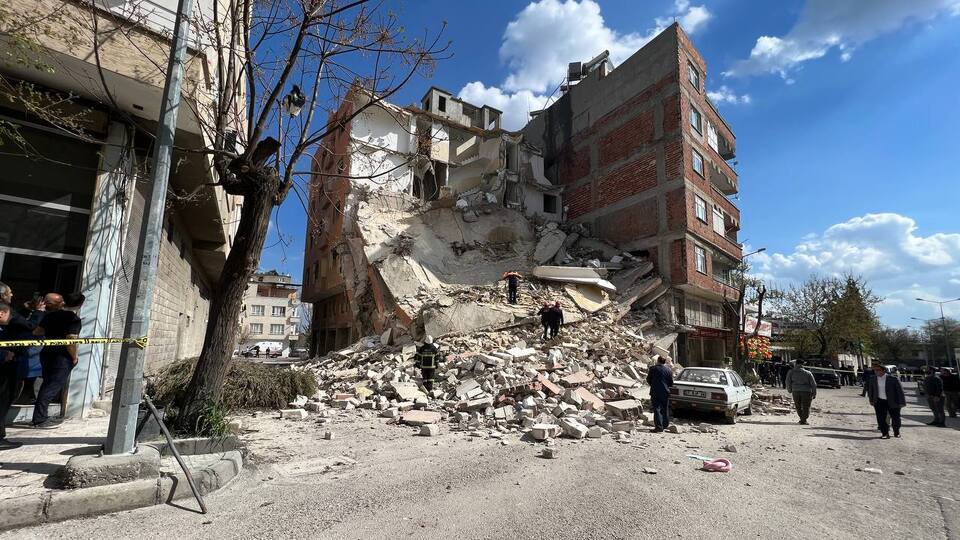 Kilis'te 4 katlı ağır hasarlı bina çöktü!