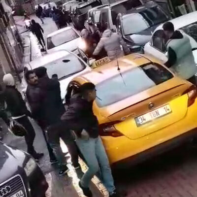 Fatih'te yol verme kavgası! Bıçak çekildi