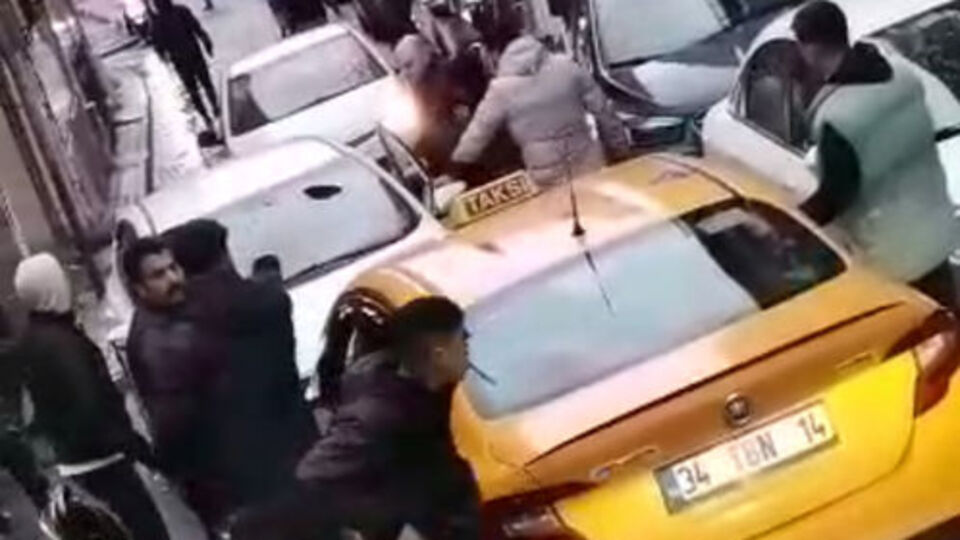 Fatih'te yol verme kavgası! Bıçak çekildi