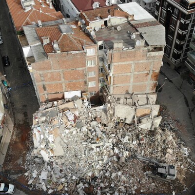 Bahçelievler'de riskli iki bina boşaltıldı