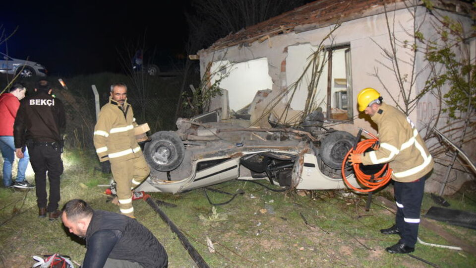 Otomobil yol kenarındaki eve çarptı: 1 ölü
