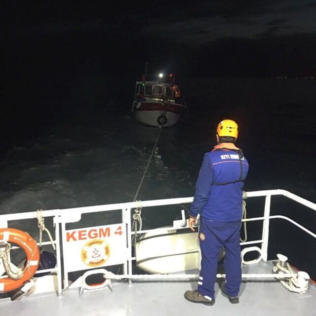 Kınalıada açıklarında sürüklenen tekne kurtarıldı