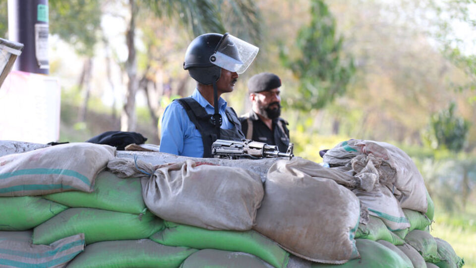 Pakistan'da çatışma: 8 militan etkisiz hale getirildi 2 asker öldü