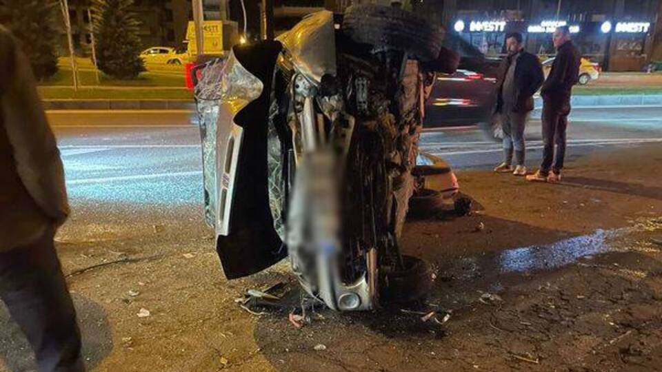 Refüje çarpan otomobil devrildi: 3 yaralı