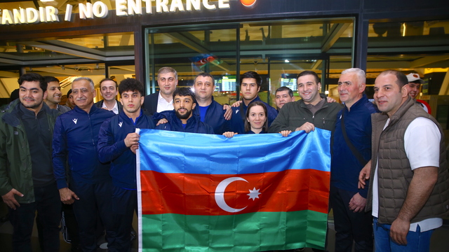 Bayrakları yakıldı, Bakü'ye döndüler