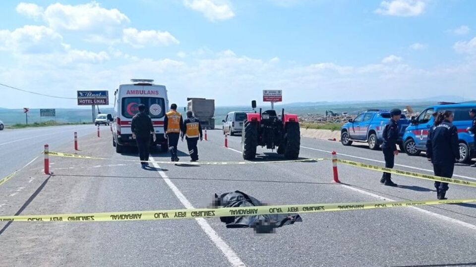 Kamyon ile traktörün arasına sıkıştı