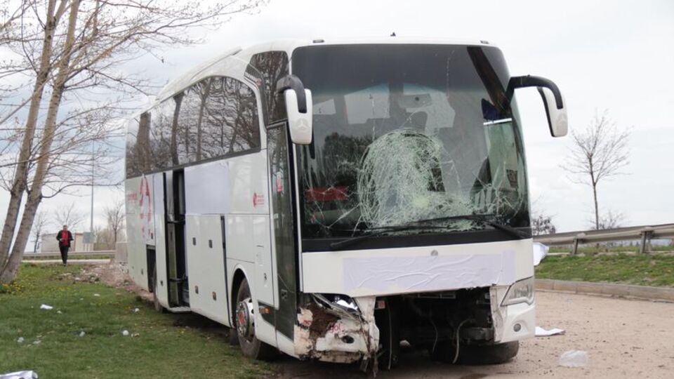 Yolcu otobüsü yoldan çıktı: 17 yaralı