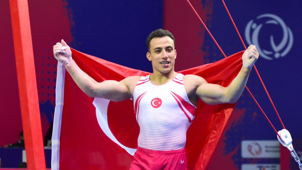 Adem Asil'den tarihi başarı