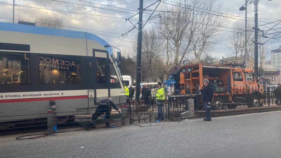 İstanbul Sirkeci'de tramvay raydan çıktı