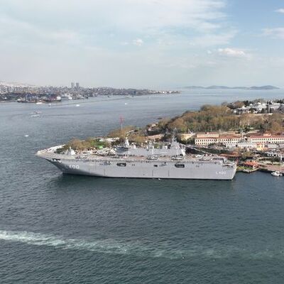 TCG Anadolu gemisi Sarayburnu Limanı'na demirledi