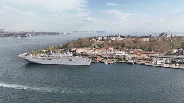 TCG Anadolu gemisi Sarayburnu Limanı'na demirledi
