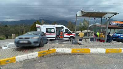 Otomobil durağa çarptı! Dolmuş bekleyen 6 kişi yaralandı