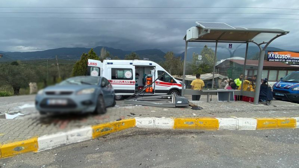 Otomobil durağa çarptı! Dolmuş bekleyen 6 kişi yaralandı