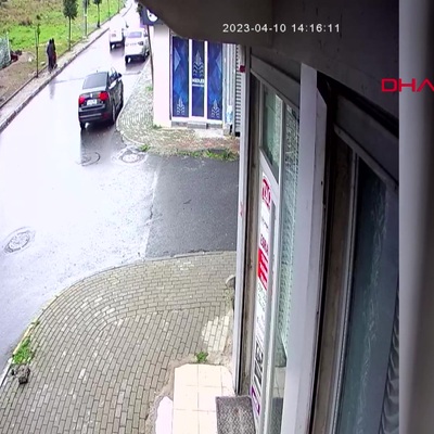 Avcılar'da arkasından yanaştı, cebindeki telefonu alıp kaçtı