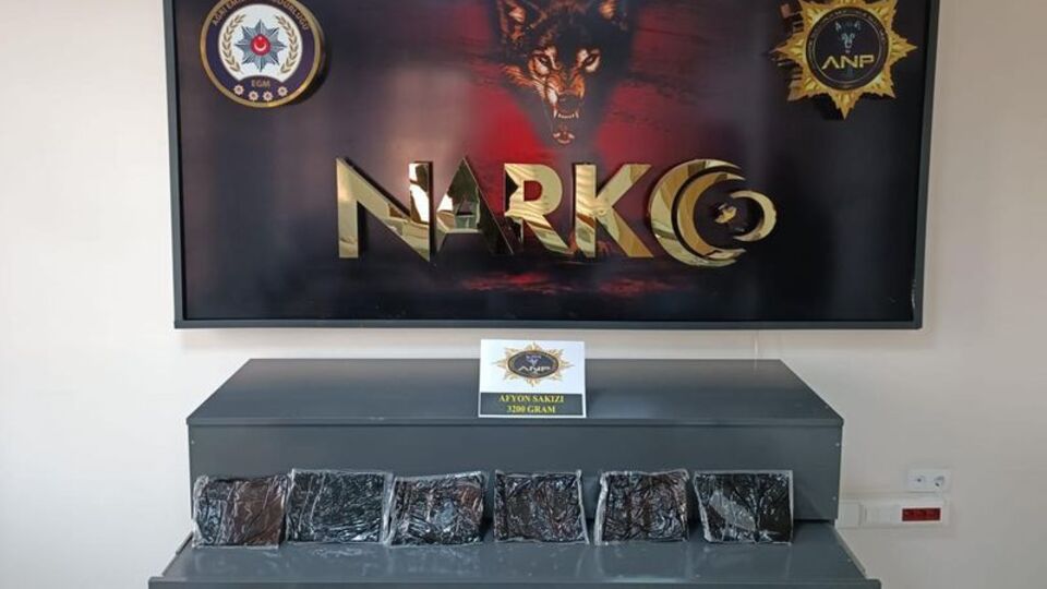 85 yaşındaki yolcu, 3 kilo uyuşturucuyu vücuduna sarmış